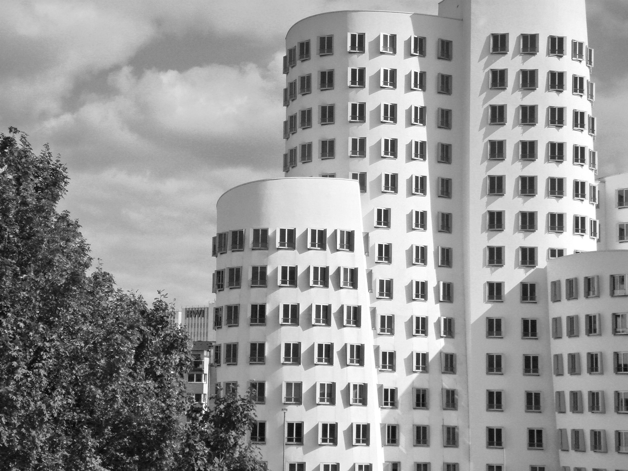 Juni 2006: Gehry-Bauten im Medienhafen von Düsseldorf